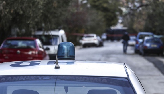 Polis arabasına çarpmaya çalışan kişi yaralandı