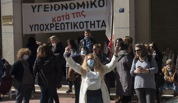 Atina'da sağlık çalışanları Kovid-19 aşı zorunluluğunu protesto etti