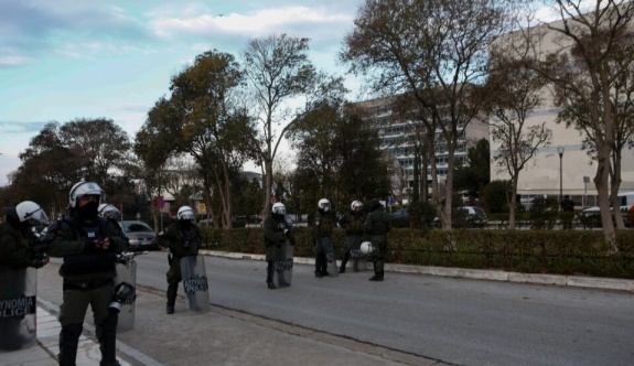 Selanik Üniversitesi kampüsünde çevik kuvvet polisine molotof kokteylli saldırı