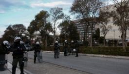 Selanik Üniversitesi kampüsünde çevik kuvvet polisine molotof kokteylli saldırı