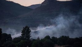 Nea Peramos bölgesinde çıkan yangında Atina-Korint ulusal karayolu kapandı