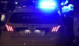Atina'da bir ev ve kamyonete isabet eden kurşunlar bulundu