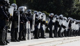 Atina'da çevik kuvvet polisleri saldırıya uğradı