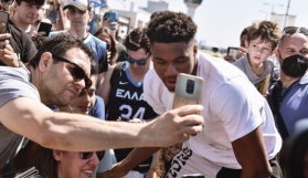 Atina Havalimanında NBA yıldızları Antetokounmpo kardeşlere büyük ilgi