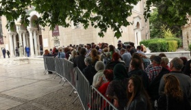 Binlerce Vatandaş Atina Büyükşehir Katedrali'nde Ender Bir İkon İçin Bekledi